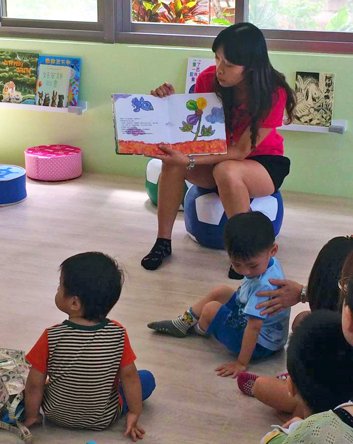 岡山公共托嬰中心暨育兒資源中心親子閱讀區空間舒適，讓親子共享閱讀之樂。（圖 /岡山公共托嬰中心暨育兒資源中心　提供）