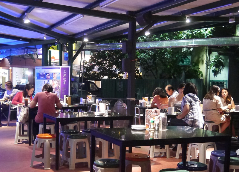 粥老大的環境設計宛如庭園咖啡，帶給用餐客戶舒適的用餐空間。（圖∕李昀諭 攝）
