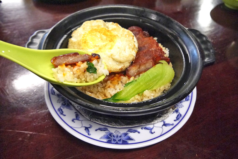 煲仔飯是香港經典平民美食，鍋邊的鍋巴更具風味。（圖∕李昀諭　攝）