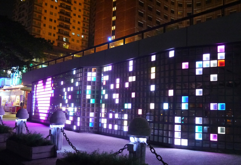 市府新設置融入愛河意象的燈光造景，吸引遊客目光。（圖/李昀諭　攝）