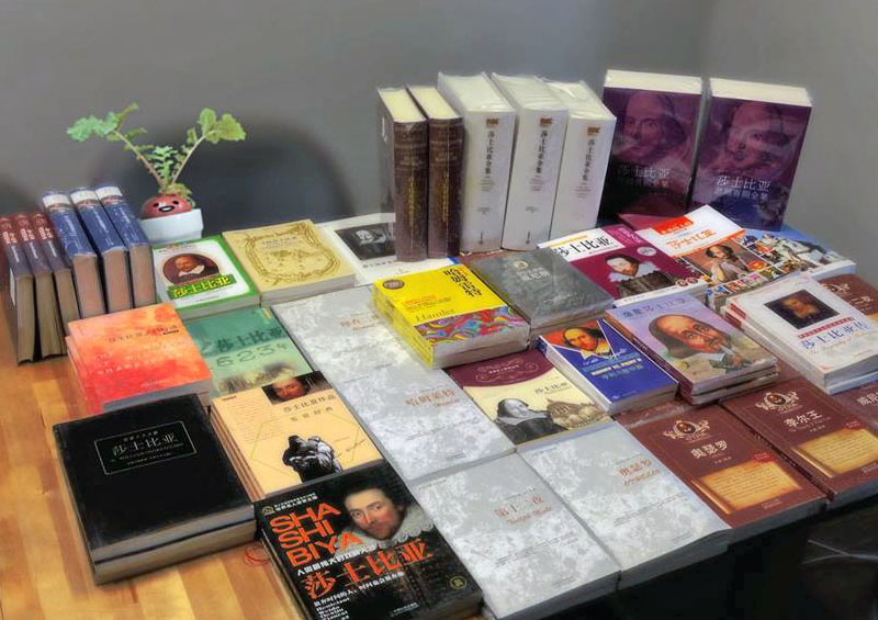 《不貧窮藝術節》推出的《莎士比亞限定書店》蒐集各式莎士比亞的出版品。（圖∕藝起文化基金會 提供）