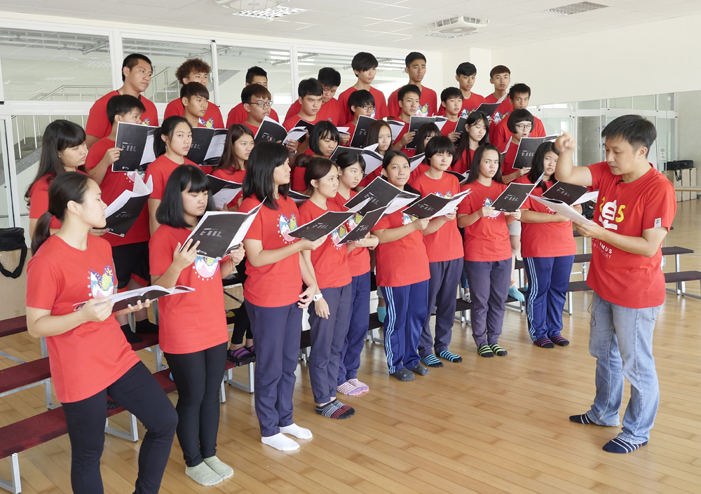 陳俊志與學生相處輕鬆和樂，教唱時卻十分嚴謹。（圖/張簡英豪 攝）