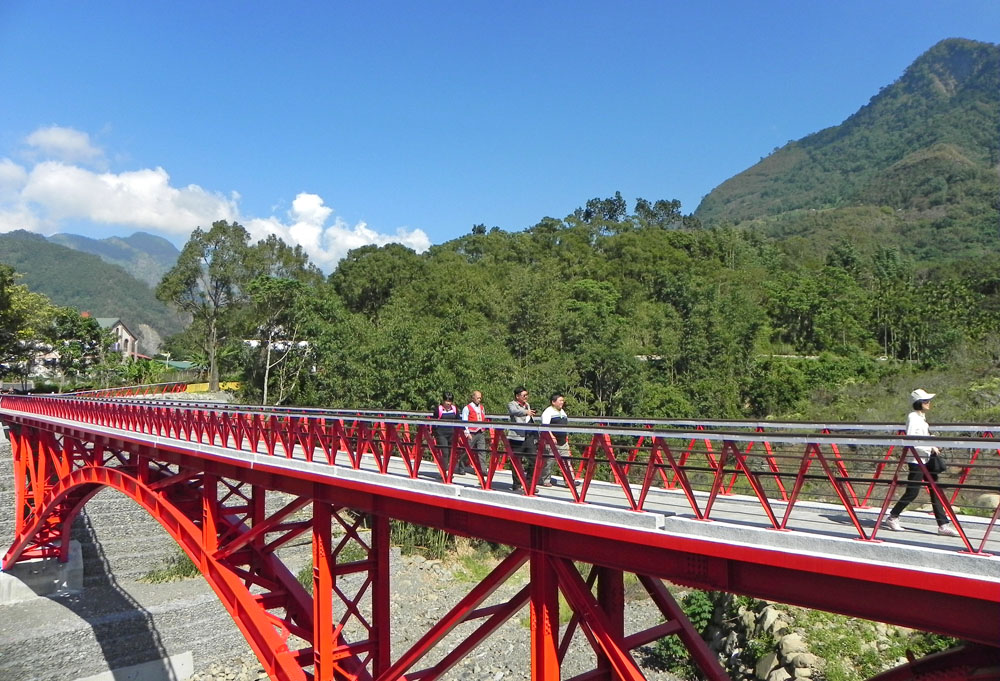 瑪星哈蘭人行景觀橋跨越河谷兩端，帶來便捷的交通。（圖/廖順福 攝）