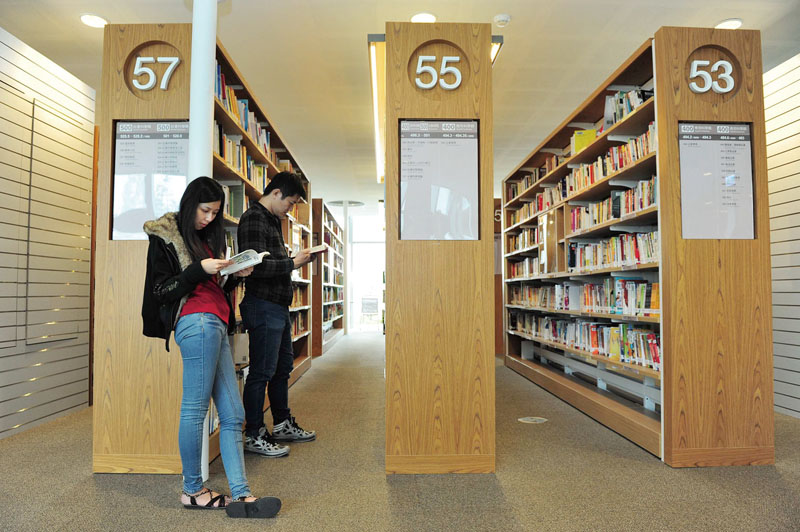 高雄市立圖書館總館迷人的閱讀空間 Kaohsiung Main Public Library offers a fascinating reading environment.