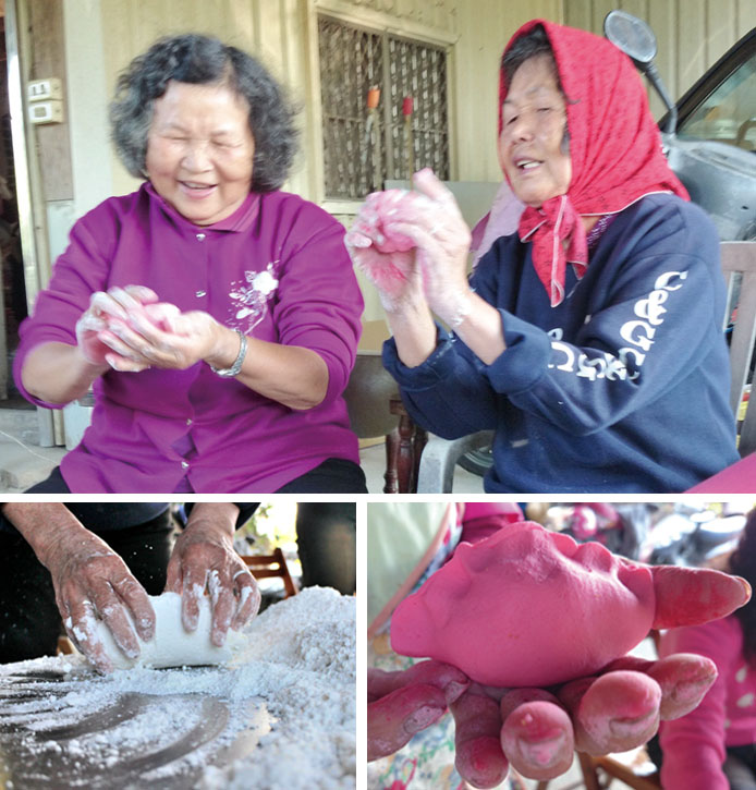 阿嬤們一邊聊天一邊做粿 The grandmas chat while making cakes.
