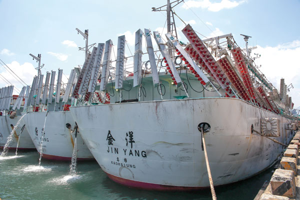 尖峰時期，魷釣船在前鎮漁港並排三列 Squid fleet triple parks along Cianjhen Fishing Port at its busiest.