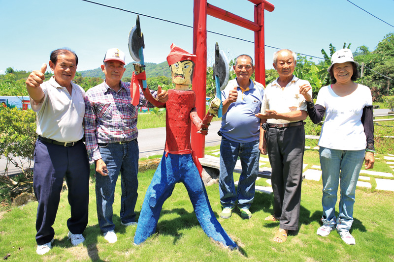 溝坪居民與宋江木偶工藝品合影Gouping residents pose with Songjing wooden puppet