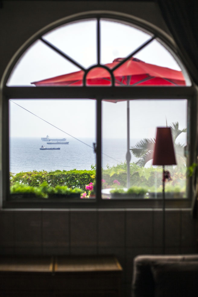 從馬龍家客廳窗戶可以眺望大海。（盧昱瑞·攝影）