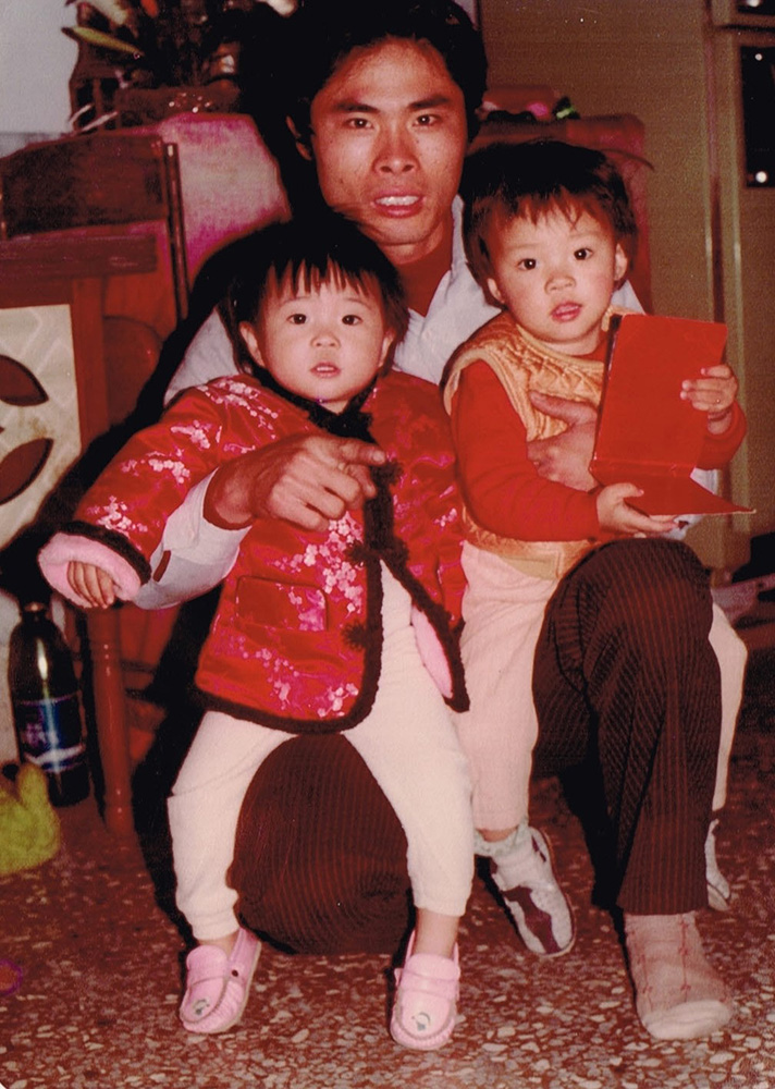 父親與我，在姑母家。圖中黃背心棉襖的是我，紅棉襖的是表妹。姑母家的磨石子地板很涼。（圖片提供·言叔夏）