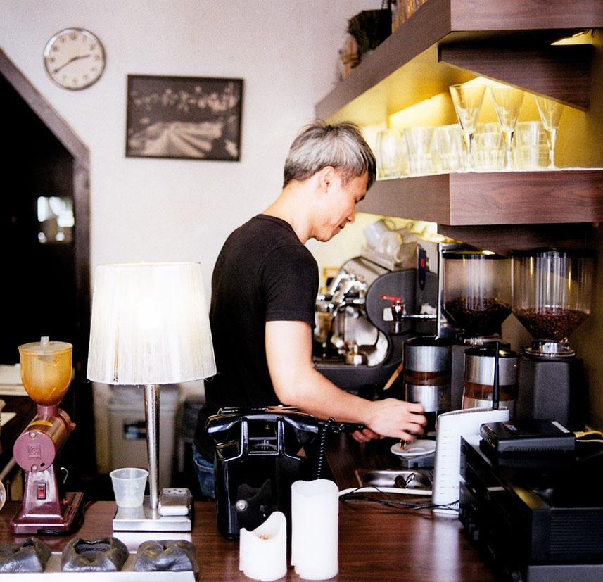 高雄老屋咖啡先驅──「公寓咖啡」，老闆率性帥氣。（楊士傑·攝影）