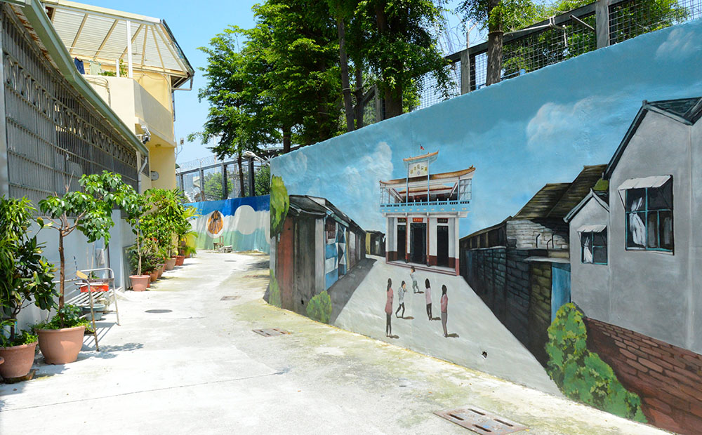 大陳故事巷中畫著「蔣公報恩觀」，是大陳人的特殊信仰。（方一齊·攝影）