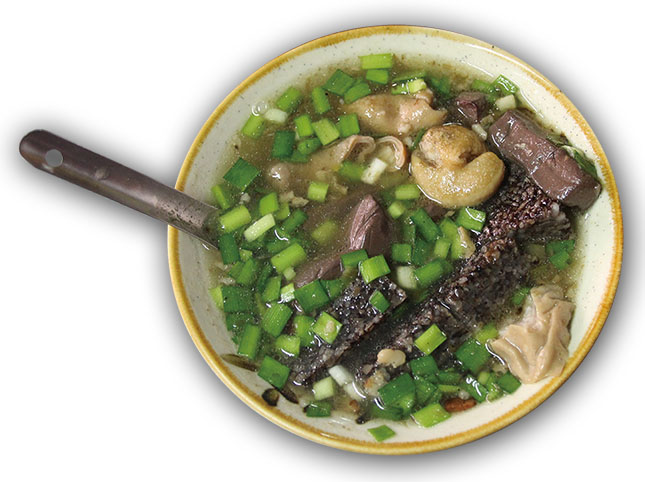 豬血湯 Pig-blood soup is a popular local dish.