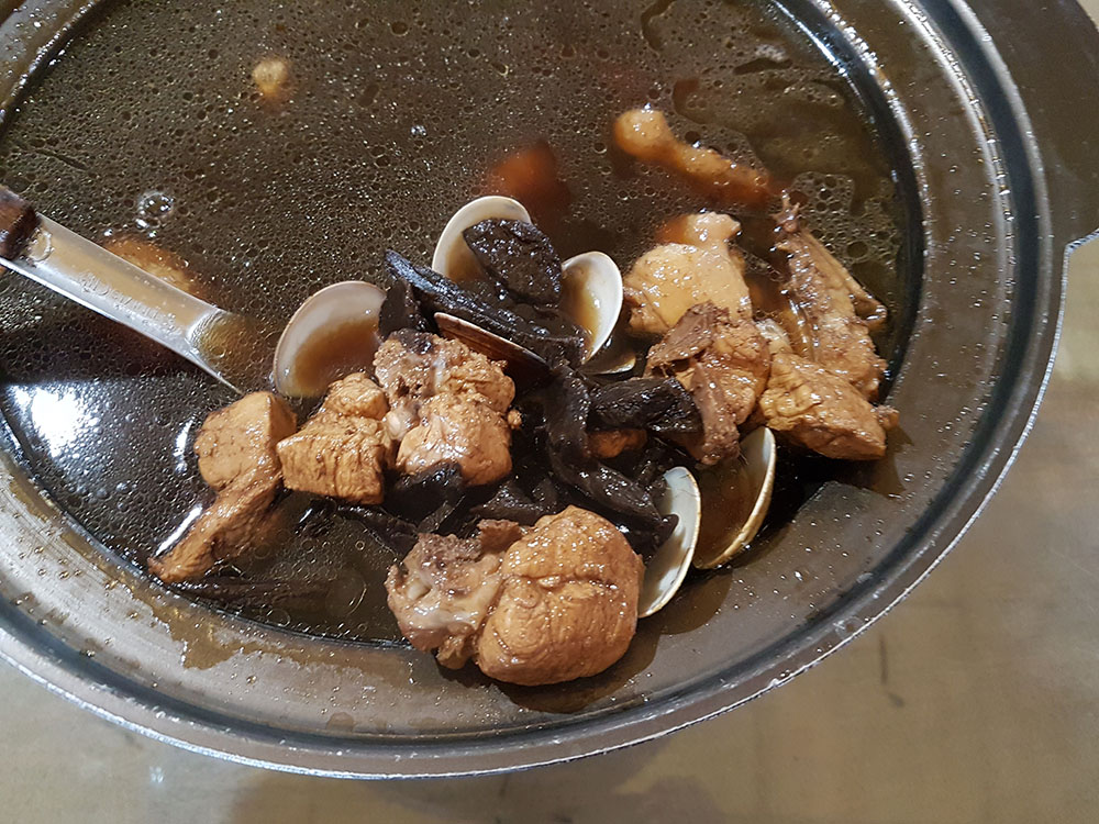 湯頭呈深褐色的「黑金土雞鍋」。（quava·攝影）