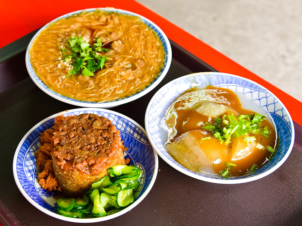鳳邑麵線的各式臺灣味小吃。（貓手香工作室‧攝影）