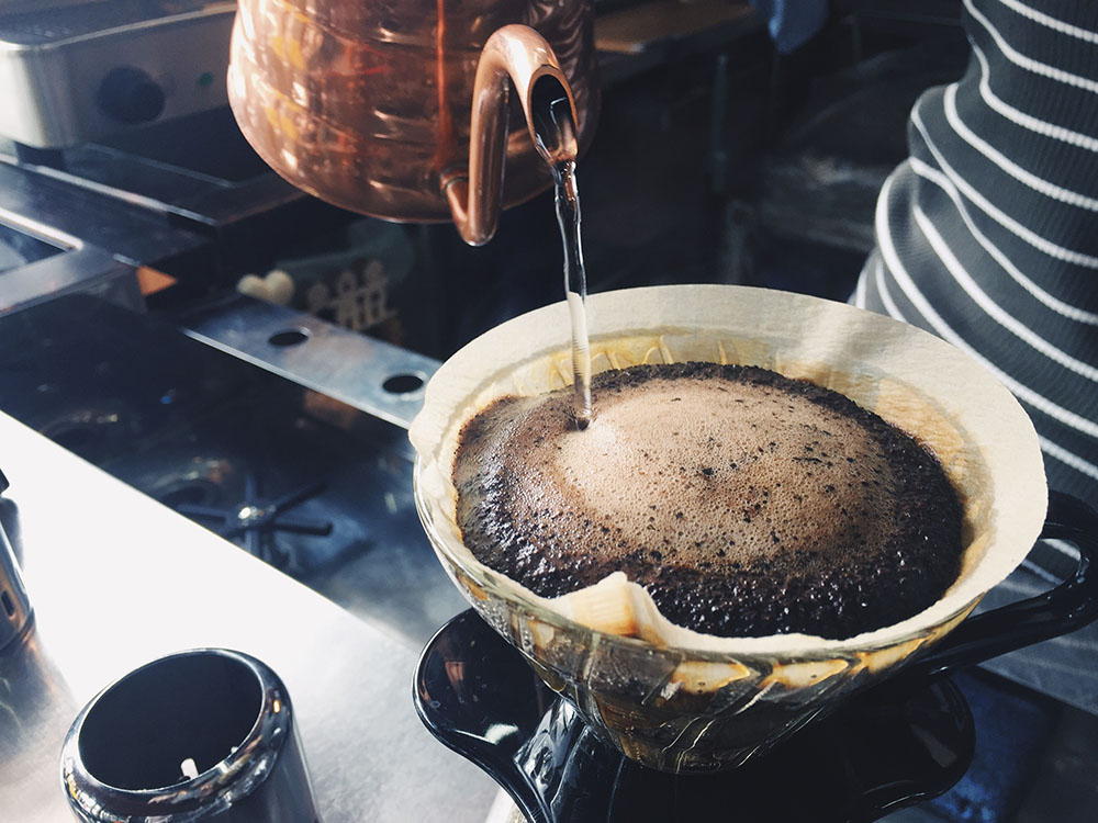 黃黎瑢純熟地注水沖泡咖啡。（許哲寧‧攝影）