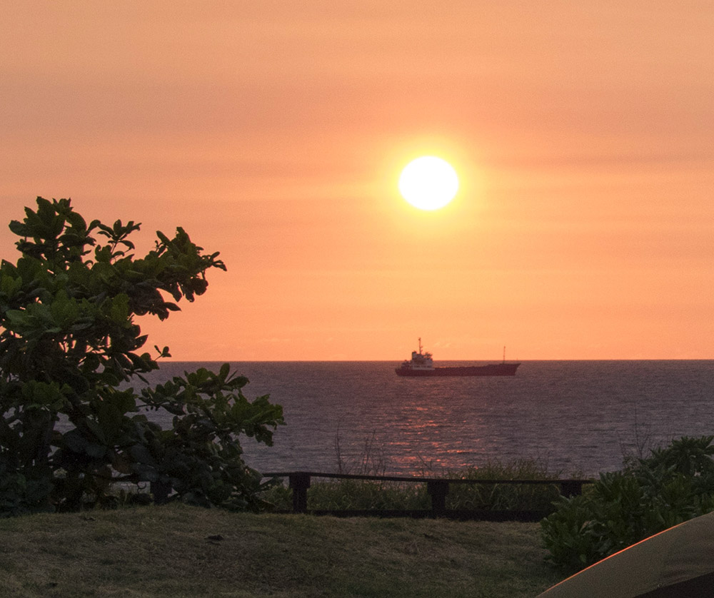 在旗津露營區可看見被夕陽染紅的海洋與船隻。（Eric‧攝影）