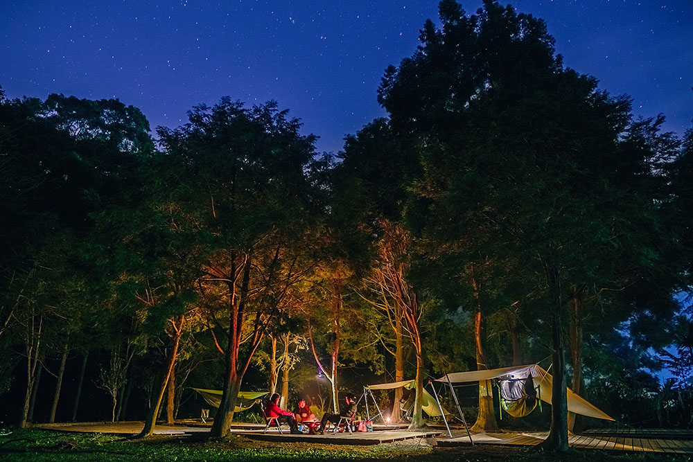 三五好友相約吊床露營，共享大自然的原始之美。（Steven‧提供）