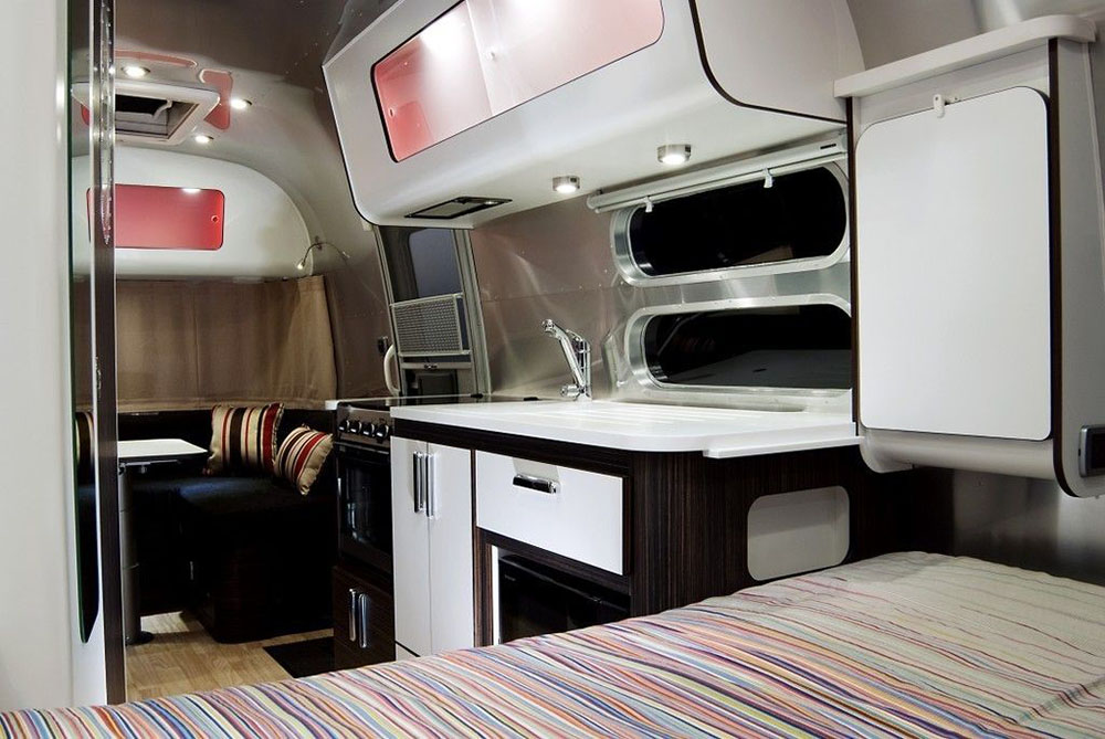 露營車內備有床鋪、沙發與衛浴與烹調區。（德國歐馬‧提供）