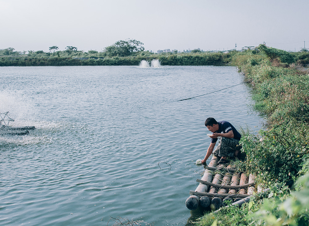 蔡宏景每天都到養殖魚塭測試水質。（姚凱翔‧攝影）