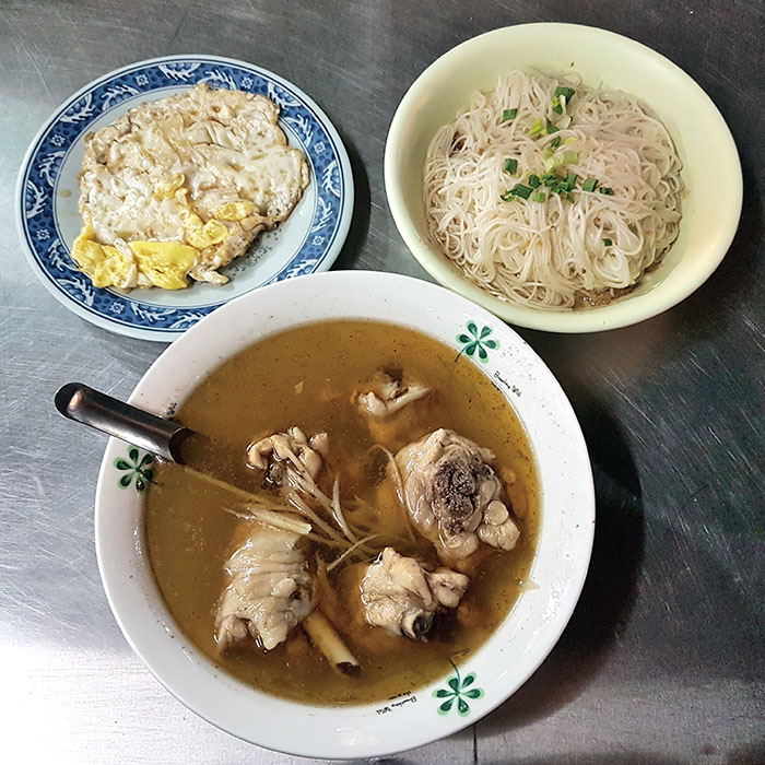 麻油雞、麻油乾拌麵線、麻油煎蛋 Sesame oil dishes include chicken soup, thread-noodles and fried eggs