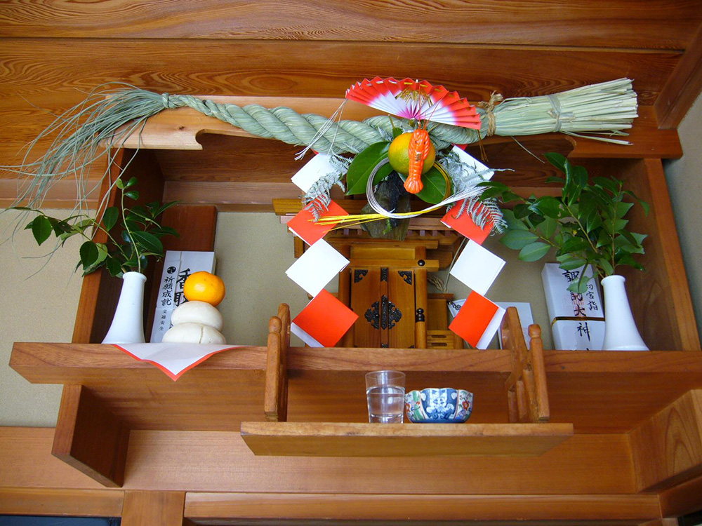 象徵迎神招福的環狀「注連繩」，是日本年節的重要妝點。 （©katorisi）