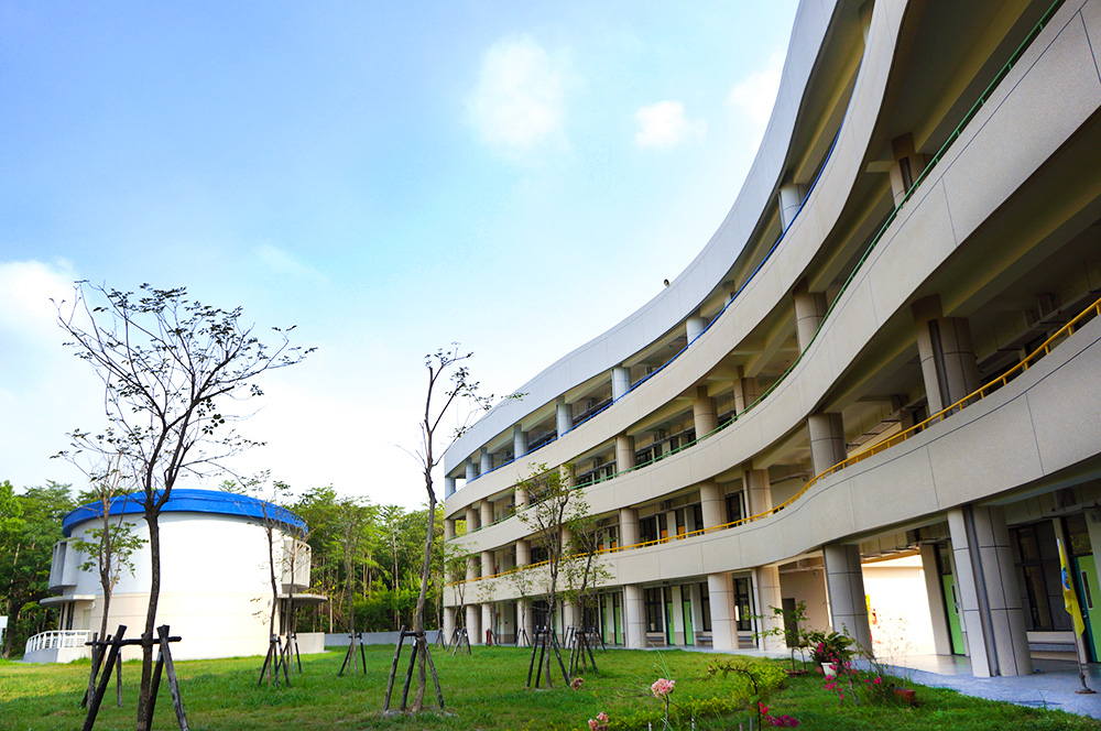 潮寮國中新校舍，以「風」作為主要設計元素。（攝影／孫小龍）