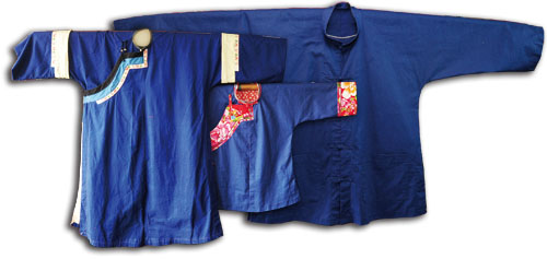 未婚女性的客家藍衫(左)Hakkanese Blue Shirts for unwed young women.男性的客家藍衫(右)Men's Hakkanese blue shirts.