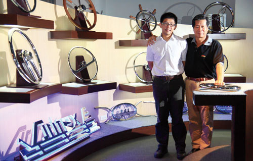 總經理曾信哲(右)和兒子曾秉鈞(左)G. Manager Tseng Sin-jhe (right) and his son, Tseng Bing-jyun (left)