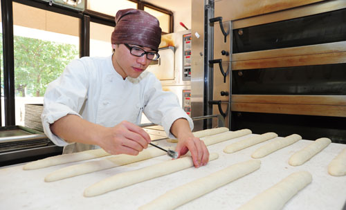 武子靖不斷研發新的麵包製作技術。Wu Zih-jing works hard to Perfect bread-making skills.