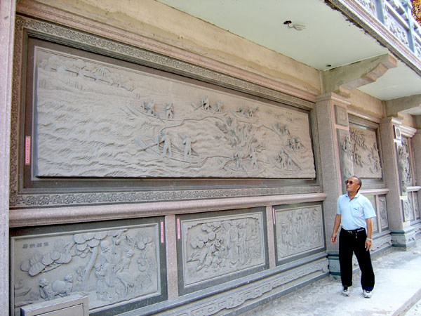 小港鳳甲社區的朝鳳寺把當年紅毛港人的生活照片，重新以石刻方式呈現。（圖/張筧 提供）