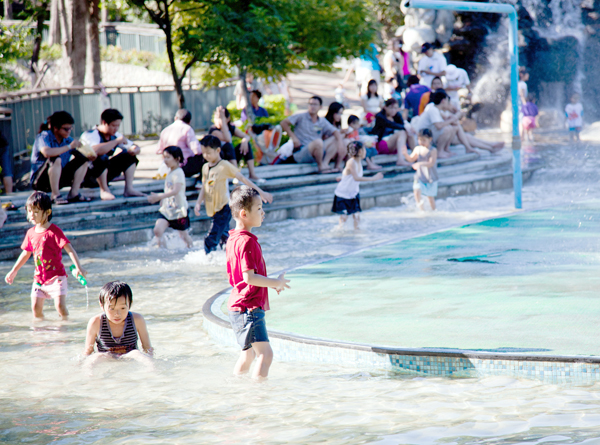 壽山動物園的親水廣場，每逢假日吸引許多小朋友來戲水。（圖/sun_line ）