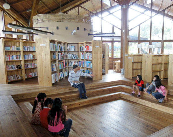 那瑪夏區的民權國小重建後的圖書館環保又富民族風。(圖/張筧 攝)