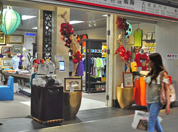 高雄捷運站設有許多特色商店，吸引各類消費族群。(圖/王雅湘 攝)