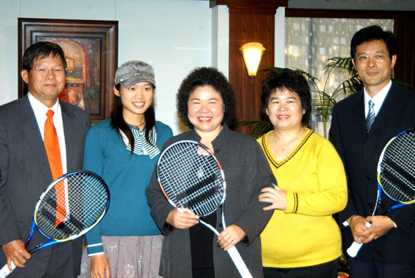 陳菊市長接見網球表現出色的莊佳容及其父母，表達支持與鼓勵。(圖/鮑忠暉 攝)