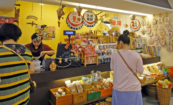 台灣滷味博物館內也販售許多台灣味的商品。(圖/張筧 攝)