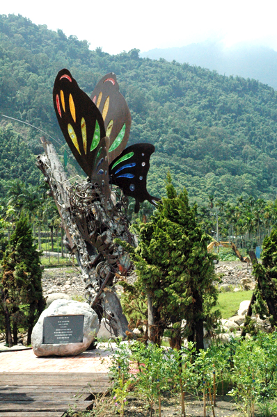 藝術家許亦成矗立在新開紀念公園的鋼雕作品─「蛻變中的蝴蝶」。（圖/高雄市政府文化局 提供）