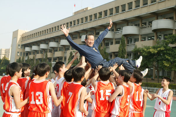 備受七賢國中籃球隊學生愛戴的劉錦池教練。（圖/劉錦池 提供）
