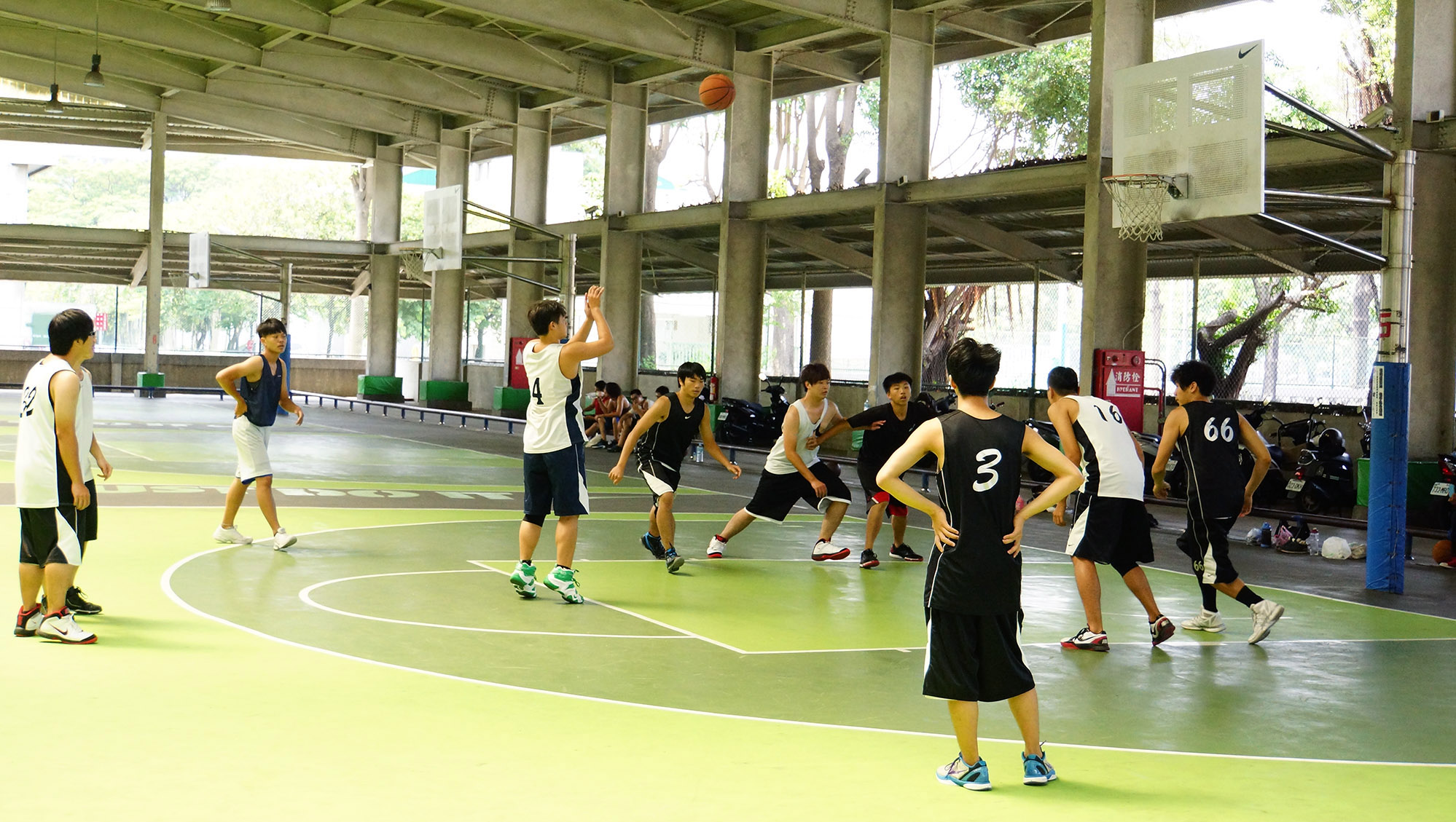 高雄市最熱門的青少年園區籃球場。（圖/辛永勝 攝）
