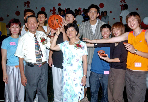 劉錦池教練(左2)2003年於七賢國中服務滿40年光榮退休，眾多子弟兵特地出席表達感謝。（圖/劉錦池 提供）