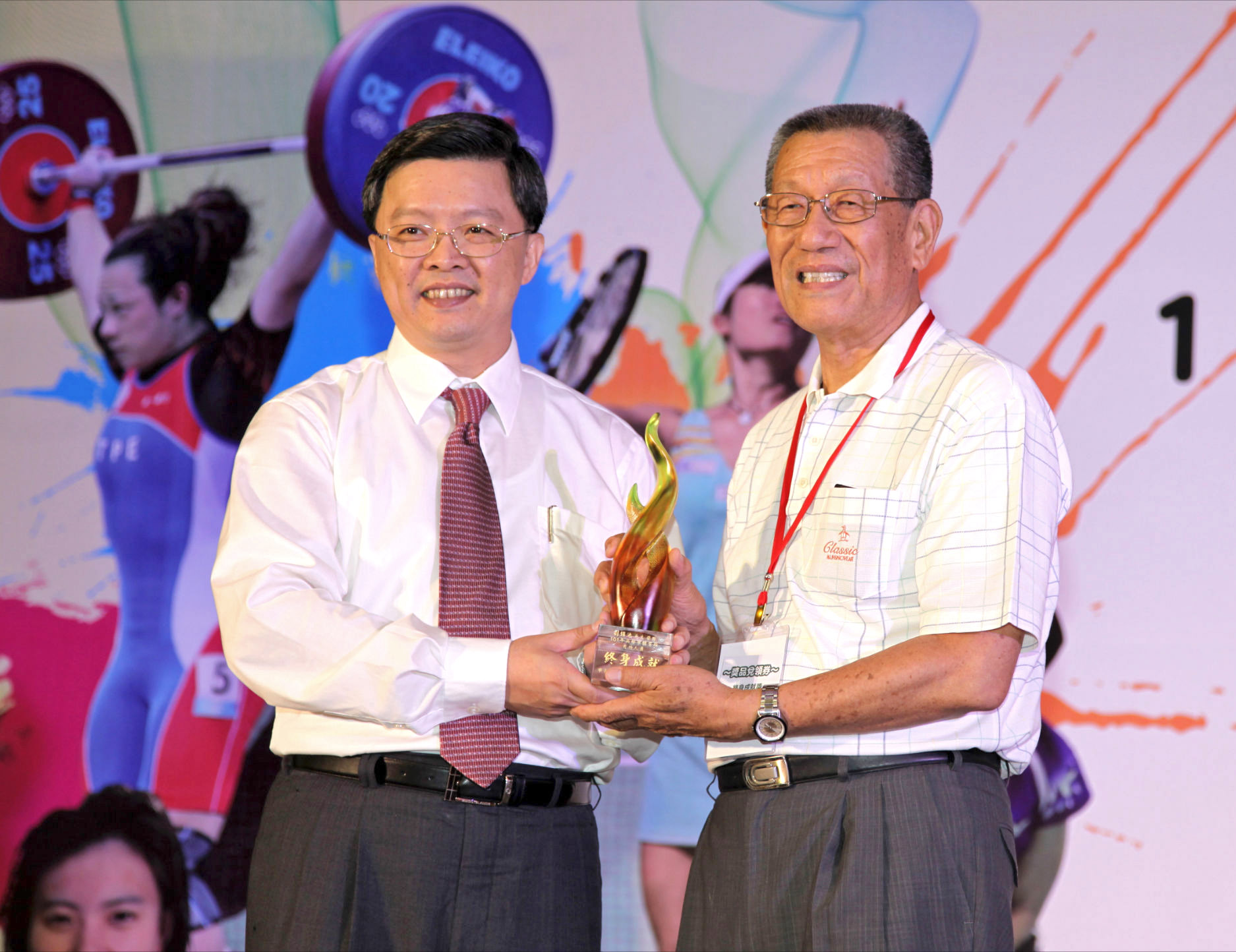 劉錦池教練於2012年高雄市體育節獲頒「終身成就獎」。（圖/劉錦池 提供）