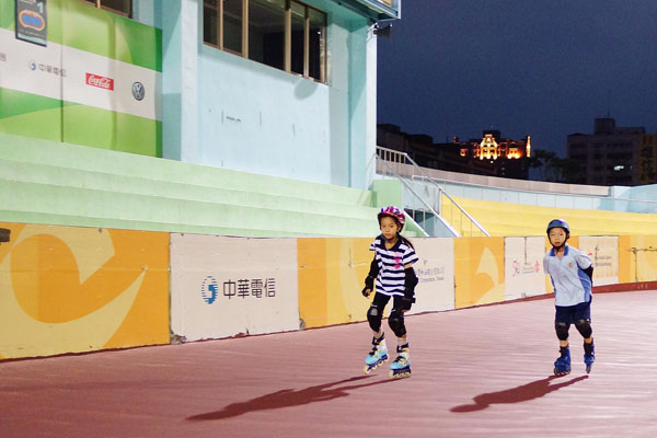 曾舉辦2009世運的陽明溜冰場，夜間仍有學生在練習。（圖/辛永勝 攝）