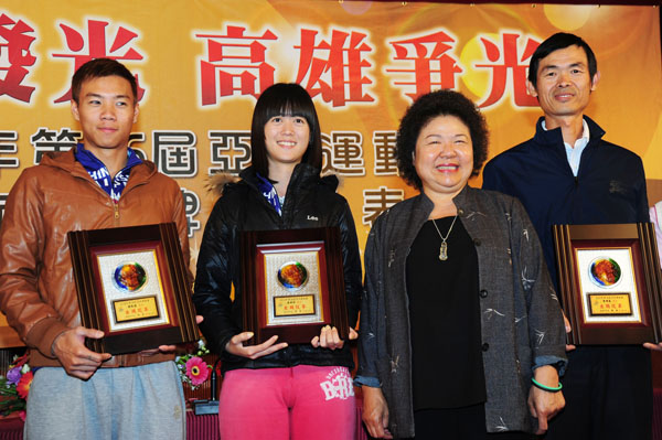 陳菊市長頒獎表揚在2010年亞運成績優秀的黃郁婷、駱威霖及教練黃錦龍。（圖/鮑忠輝 攝）