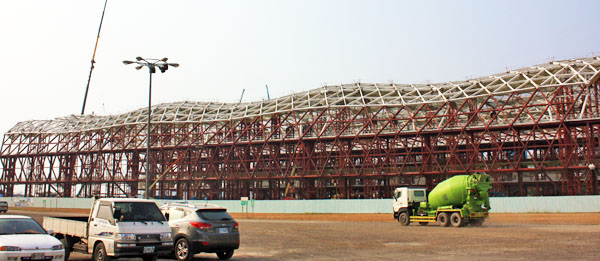 預定2013年底完工的高雄世界貿易展覽會議中心建築雛形。（圖/馬千惠 攝）