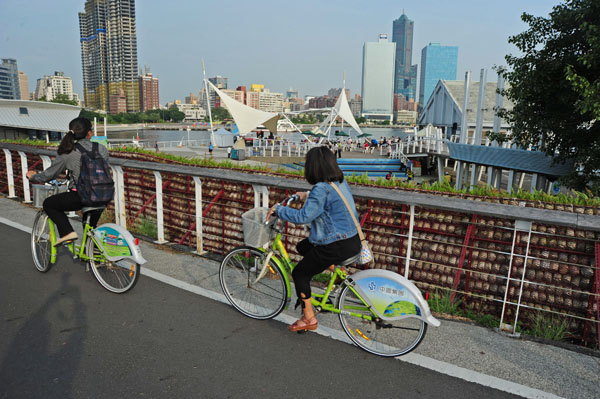 高雄市公共自行車租用簡便，深受大眾喜愛。（圖/鮑忠暉 攝）