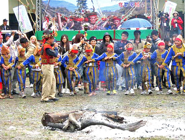 歡慶豐收的黑米祭是茂林區多納部落的魯凱族獨有祭典。（圖/茂林區公所 提供）