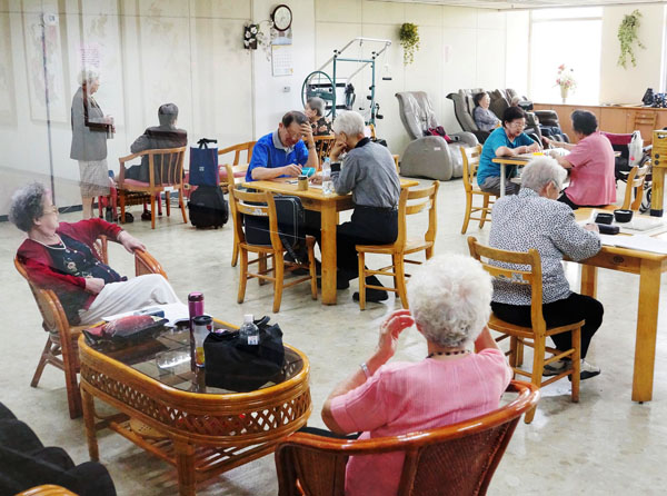 老人活動中心提供銀髮族聯誼、看報和認識新朋友的機會。（圖/辛永勝 攝）