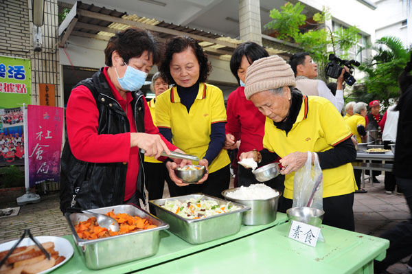 社區共食據點讓長輩們有伴開心用餐。（圖/鮑忠暉 攝）