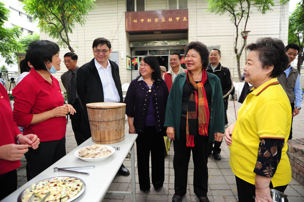 陳菊市長到老人活動中心關心長輩共食的菜色與品質。（圖/鮑忠暉 攝）