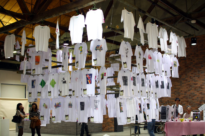 展場內以許多T恤吊掛成倒金字塔狀，讓創意融入了生活。(圖/沈詩堯攝)