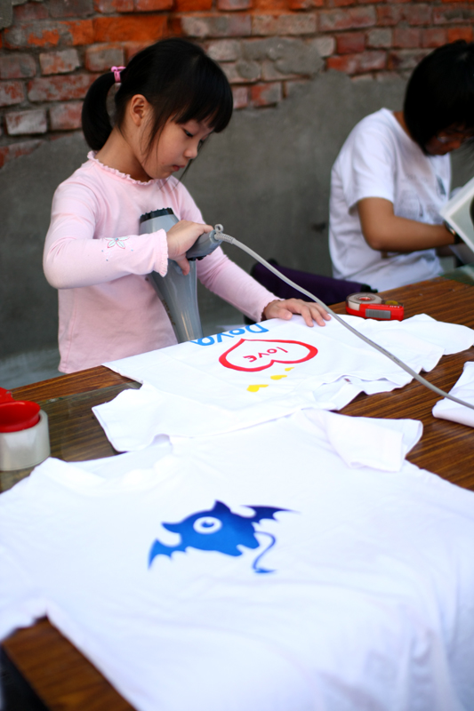 小朋友參與T恤創作的創意課程，創作出專屬於自我的潮T。(圖/沈詩堯攝)